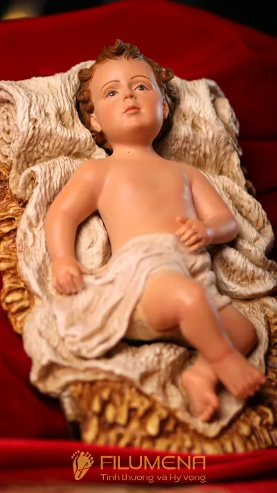 Tượng Chúa Hài Đồng nằm trong máng cỏ, giữ đúng vai trò trung tâm của bộ tượng Giáng Sinh 30 cm.