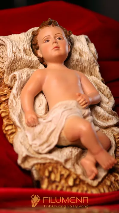 Tượng Chúa Hài Đồng nằm trong máng cỏ, giữ đúng vai trò trung tâm của bộ tượng Giáng Sinh 30 cm.