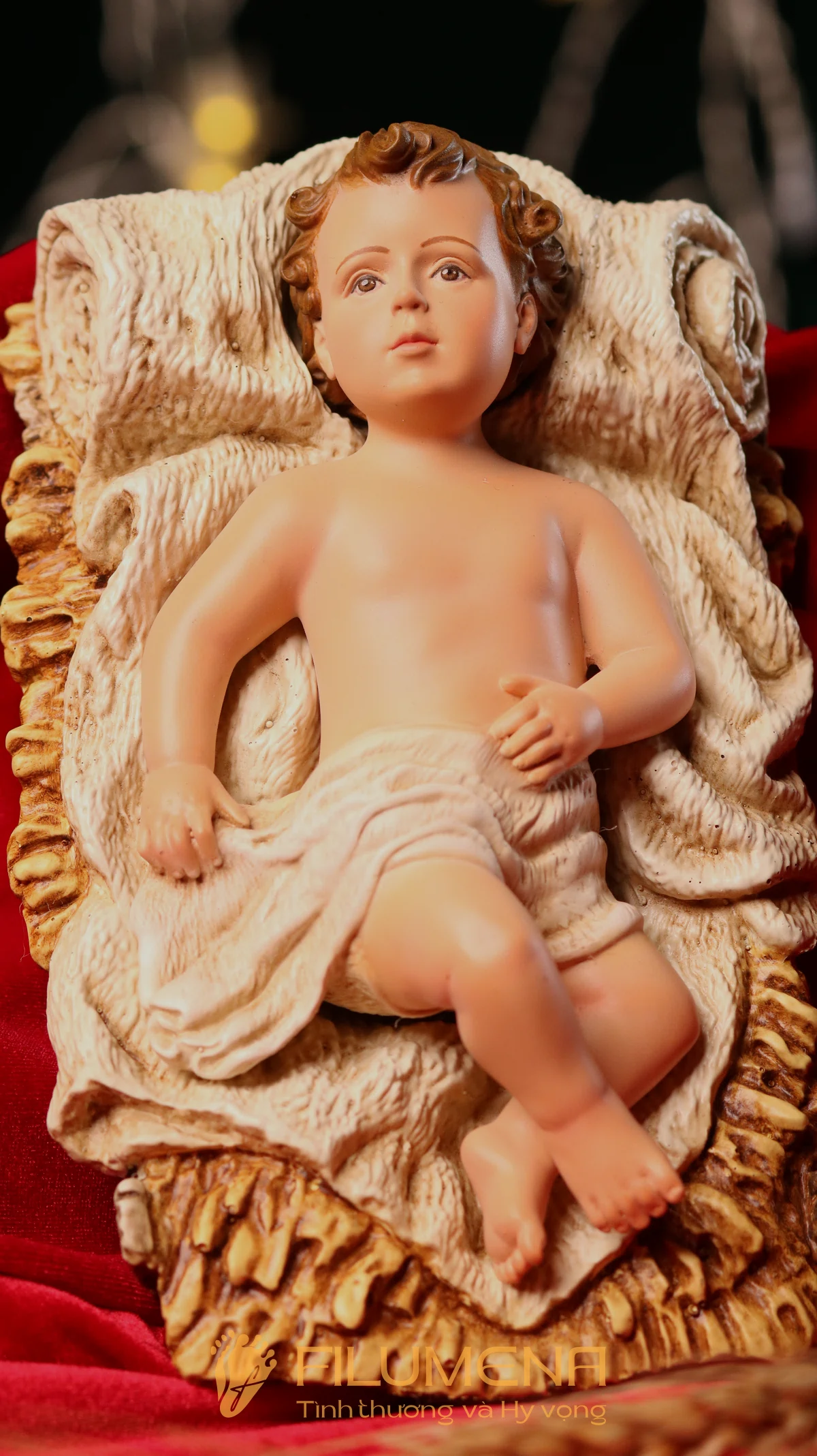 Tượng Chúa Hài Đồng nằm trong máng cỏ, giữ đúng vai trò trung tâm của bộ tượng Giáng Sinh 30 cm.