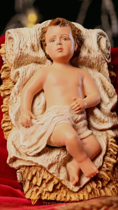 Tượng Chúa Hài Đồng nằm trong máng cỏ, giữ đúng vai trò trung tâm của bộ tượng Giáng Sinh 30 cm.