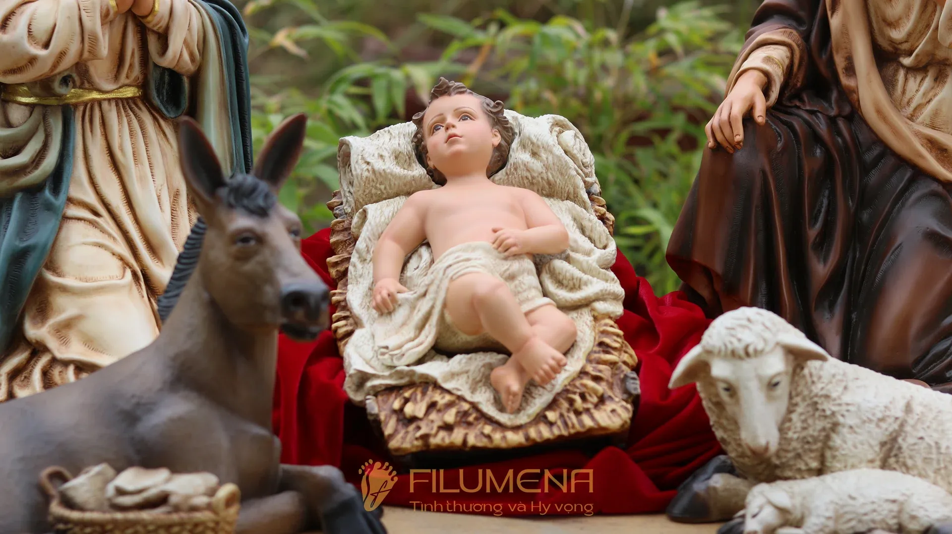 Tượng Giáng sinh tại Nhà sách Dòng Chúa Cứu Thế. Tượng Công Giáo Filumena được sáng tác bởi các nghệ sĩ Filumena. Mỗi tác phẩm đều là đóng góp của quý vị cho các việc bác ái. Tượng làm bằng chất liệu bột đá tự nhiên và resin, có đủ các kích thước từ 15, 20 cm tới 1m và lớn hơn nữa.