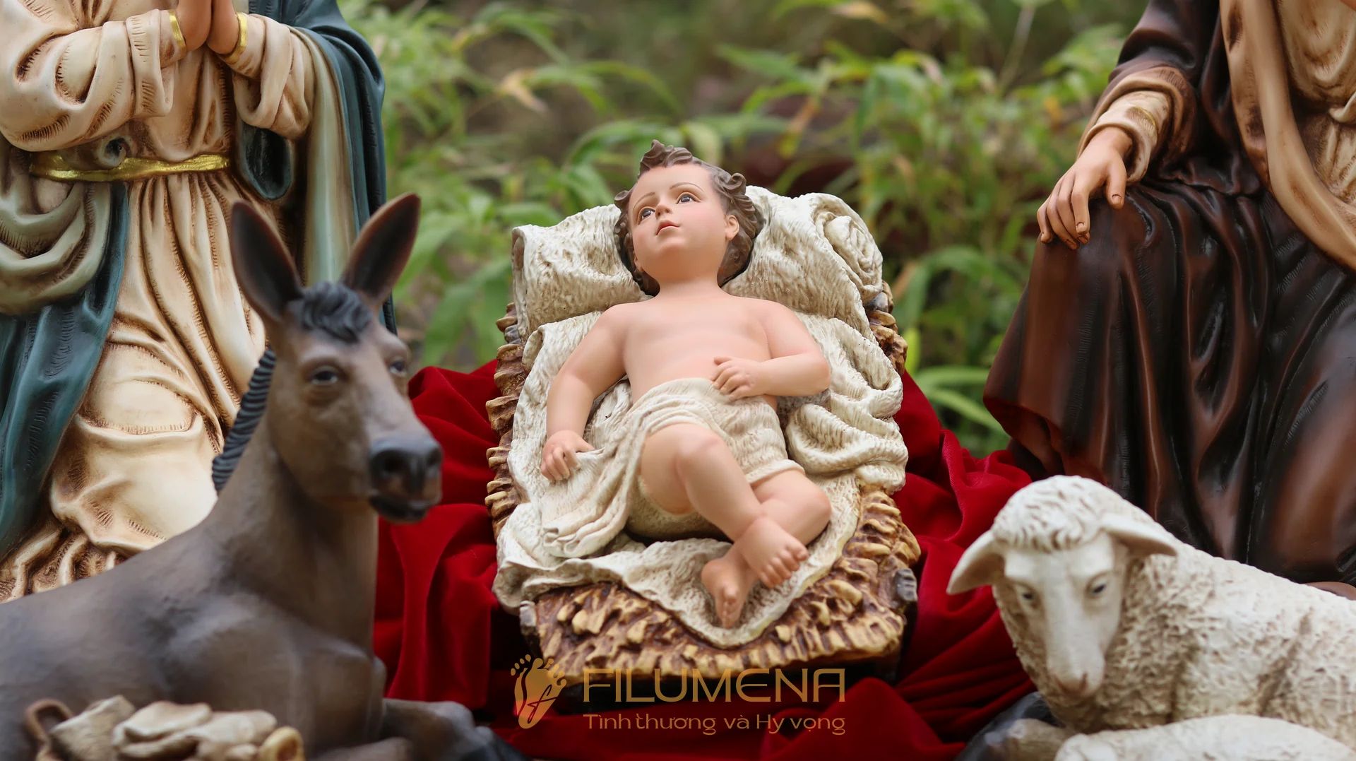 Tượng Giáng sinh tại Nhà sách Nhà thờ Chánh tòa Đà Nẵng. Tượng Công giáo Filumena là tượng của Tình thương và Hy vọng. Bản quyền các tác phẩm tượng Công giáo thuộc về Filumena Art, Cộng hòa Pháp. Filumena sáng tác và sản xuất nhiều mẫu tượng Công giáo khác như Tượng chịu nạn, Tượng công giáo mini, Tượng công giáo đẹp, Bàn thờ Chúa phòng khách, Bàn thờ Công giáo phòng khách