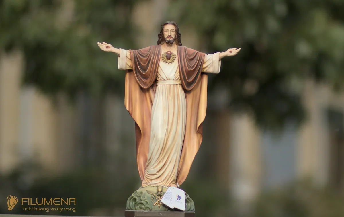 Tượng Chúa tại Nhà sách Kỳ Đồng. Tượng Công Giáo Filumena được sáng tác bởi các nghệ sĩ Filumena. Mỗi tác phẩm đều là đóng góp của quý vị cho các việc bác ái. Tượng làm bằng chất liệu bột đá tự nhiên và resin, có đủ các kích thước từ 15, 20 cm tới 1m và lớn hơn nữa.