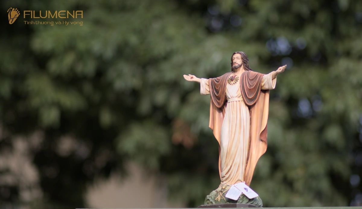 Bàn thờ Công giáo tại TP. Hồ Chí Minh. Tượng Công giáo Filumena là tượng của Tình thương và Hy vọng. Bản quyền các tác phẩm tượng Công giáo thuộc về Filumena Art, Cộng hòa Pháp. Filumena sáng tác và sản xuất nhiều mẫu tượng Công giáo khác như Tượng Chúa Giê-su, Tượng chịu nạn, Tượng công giáo mini, Tượng công giáo đẹp, Bàn thờ Chúa