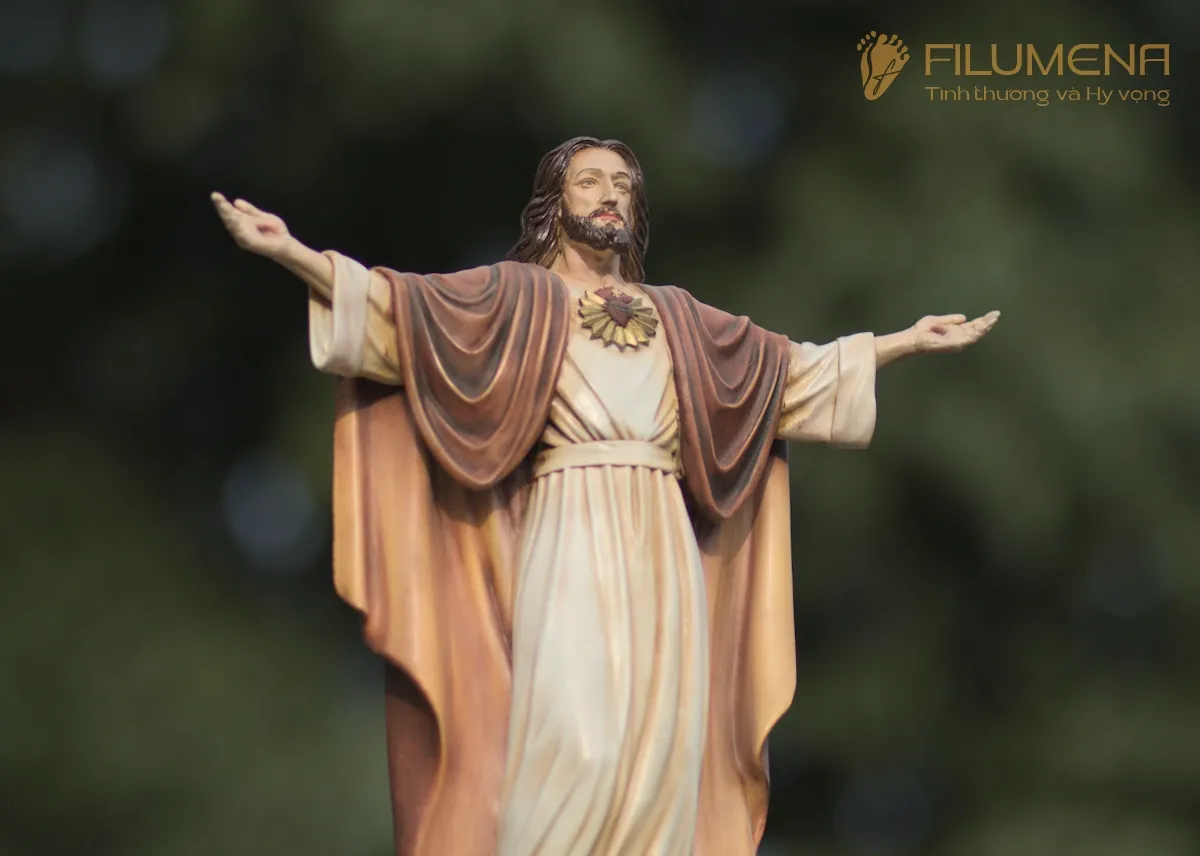Tượng Chúa Giê-su tại Nhà sách Kỳ Đồng. Tượng Công Giáo Filumena được sáng tác bởi các nghệ sĩ Filumena. Mỗi tác phẩm đều là đóng góp của quý vị cho các việc bác ái. Tượng làm bằng chất liệu bột đá tự nhiên và resin, có đủ các kích thước từ 15, 20 cm tới 1m và lớn hơn nữa.