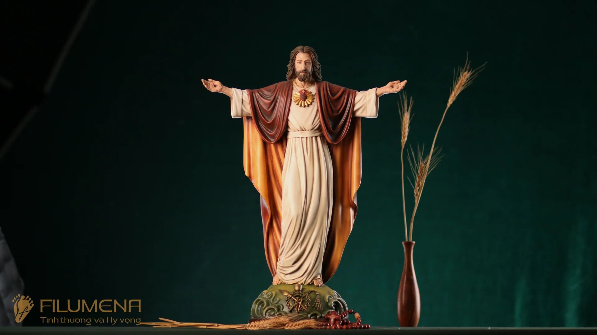 Tượng Chúa Kitô Vua đội vương miện, khoác áo choàng, tay chúc lành.