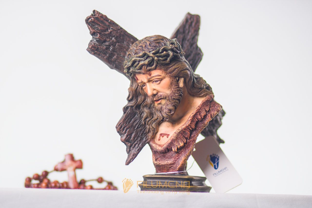 Tượng Chúa trên đường Thương Khó bằng bột đá tái tạo