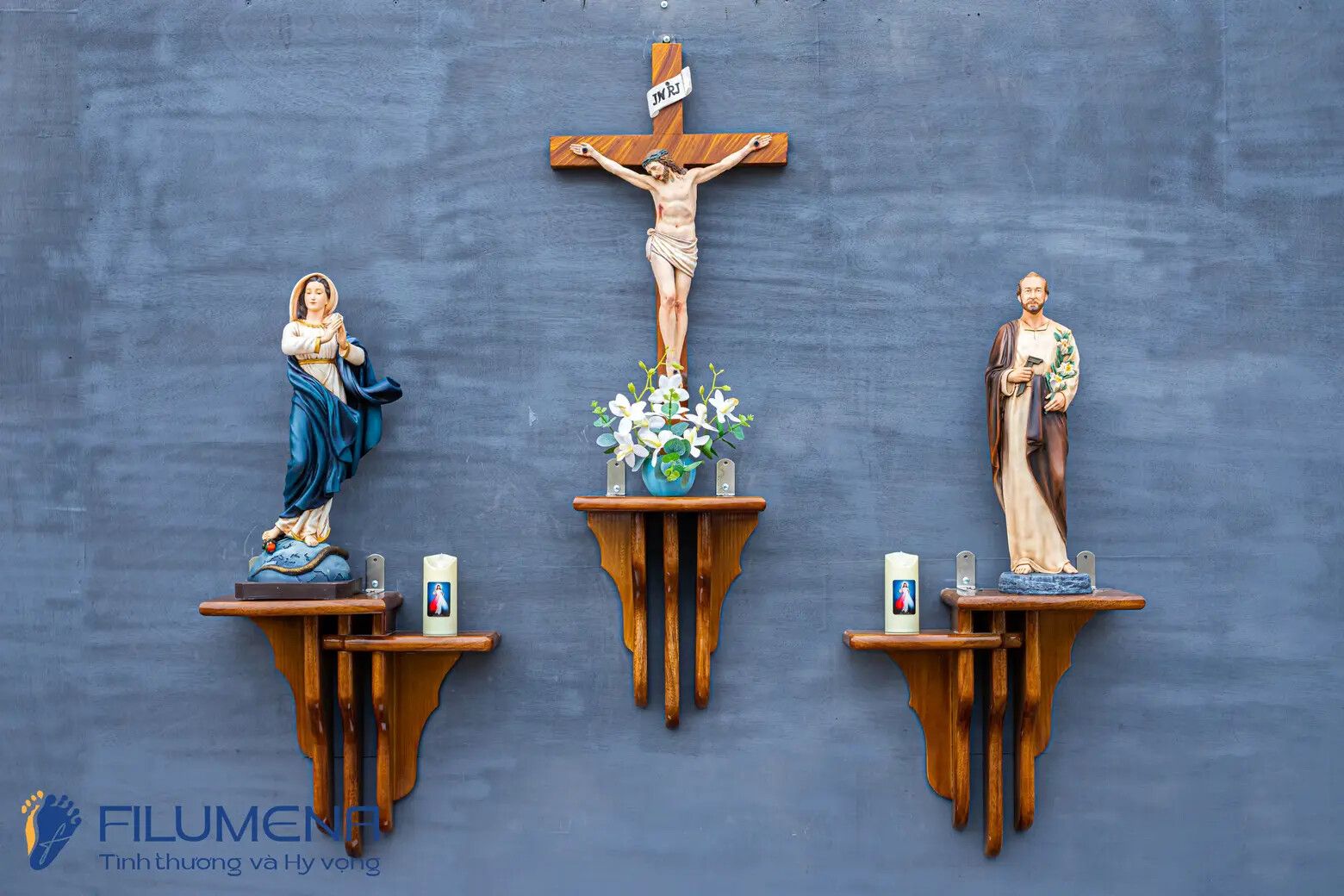 Bàn thờ Chúa và gia tiên tại TGP. Sài Gòn. Tượng Công giáo Filumena là tượng của Tình thương và Hy vọng. Bản quyền các tác phẩm tượng Công giáo thuộc về Filumena Art, Cộng hòa Pháp. Filumena sáng tác và sản xuất nhiều mẫu tượng Công giáo khác như Tượng Đức Mẹ La Vang, Tượng Thánh Antôn, Bàn thờ Chúa, Bàn thờ Chúa - tượng Công giáo Filumena, Bàn thờ Chúa và gia tiên