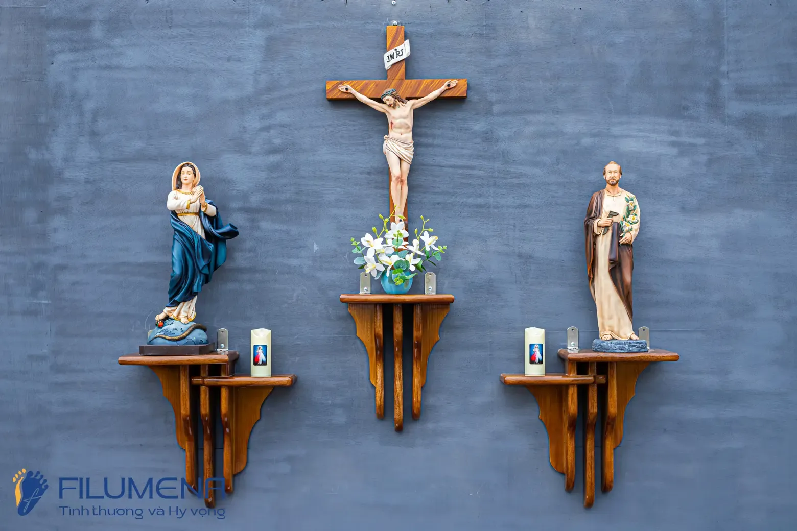 Bàn thờ Chúa tại GP Xuân Lộc. Tượng Công Giáo Filumena được sáng tác bởi các nghệ sĩ Filumena. Mỗi tác phẩm đều là đóng góp của quý vị cho các việc bác ái. Tượng làm bằng chất liệu bột đá tự nhiên và resin, có đủ các kích thước từ 15, 20 cm tới 1m và lớn hơn nữa.