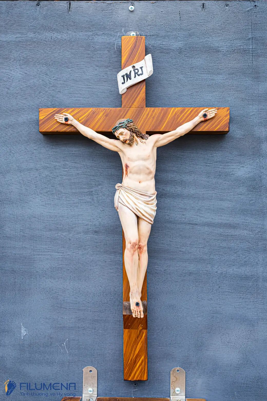 Bàn thờ Chúa và gia tiên tại TGP. Sài Gòn. Tượng Công giáo Filumena là tượng của Tình thương và Hy vọng. Bản quyền các tác phẩm tượng Công giáo thuộc về Filumena Art, Cộng hòa Pháp. Filumena sáng tác và sản xuất nhiều mẫu tượng Công giáo khác như Tượng Đức Mẹ La Vang, Tượng Thánh Antôn, Bàn thờ Chúa, Bàn thờ Chúa - tượng Công giáo Filumena, Bàn thờ Chúa và gia tiên