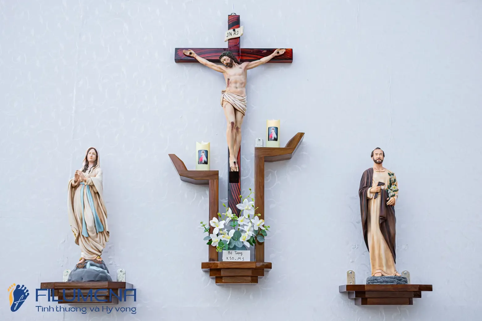Bàn thờ Công giáo tại Dòng Mến Thánh Giá Vinh. Tượng Công Giáo Filumena được sáng tác bởi các nghệ sĩ Filumena. Mỗi tác phẩm đều là đóng góp của quý vị cho các việc bác ái. Tượng làm bằng chất liệu bột đá tự nhiên và resin, có đủ các kích thước từ 15, 20 cm tới 1m và lớn hơn nữa.