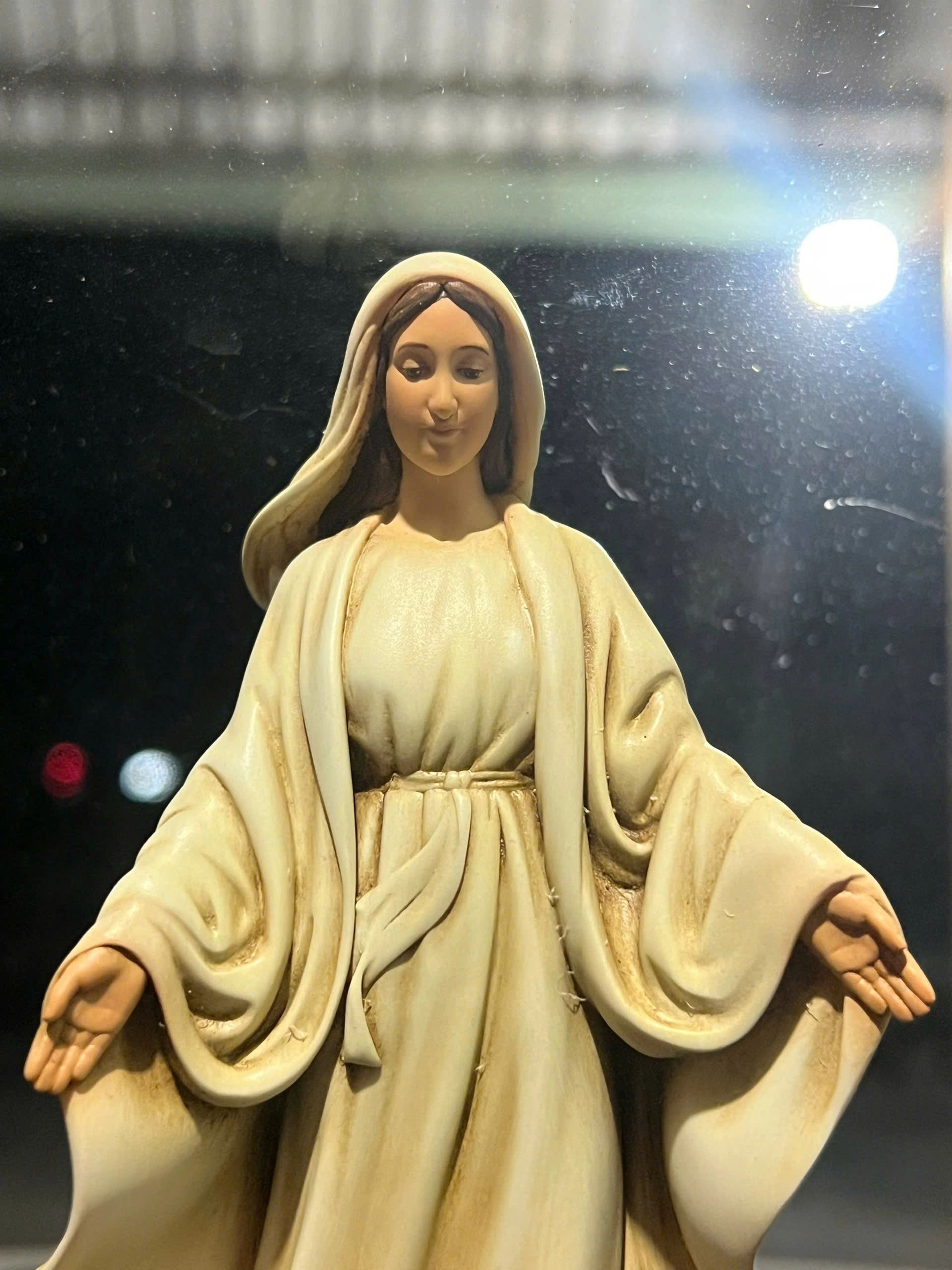 Tượng và bàn thờ Công giáo Filumena