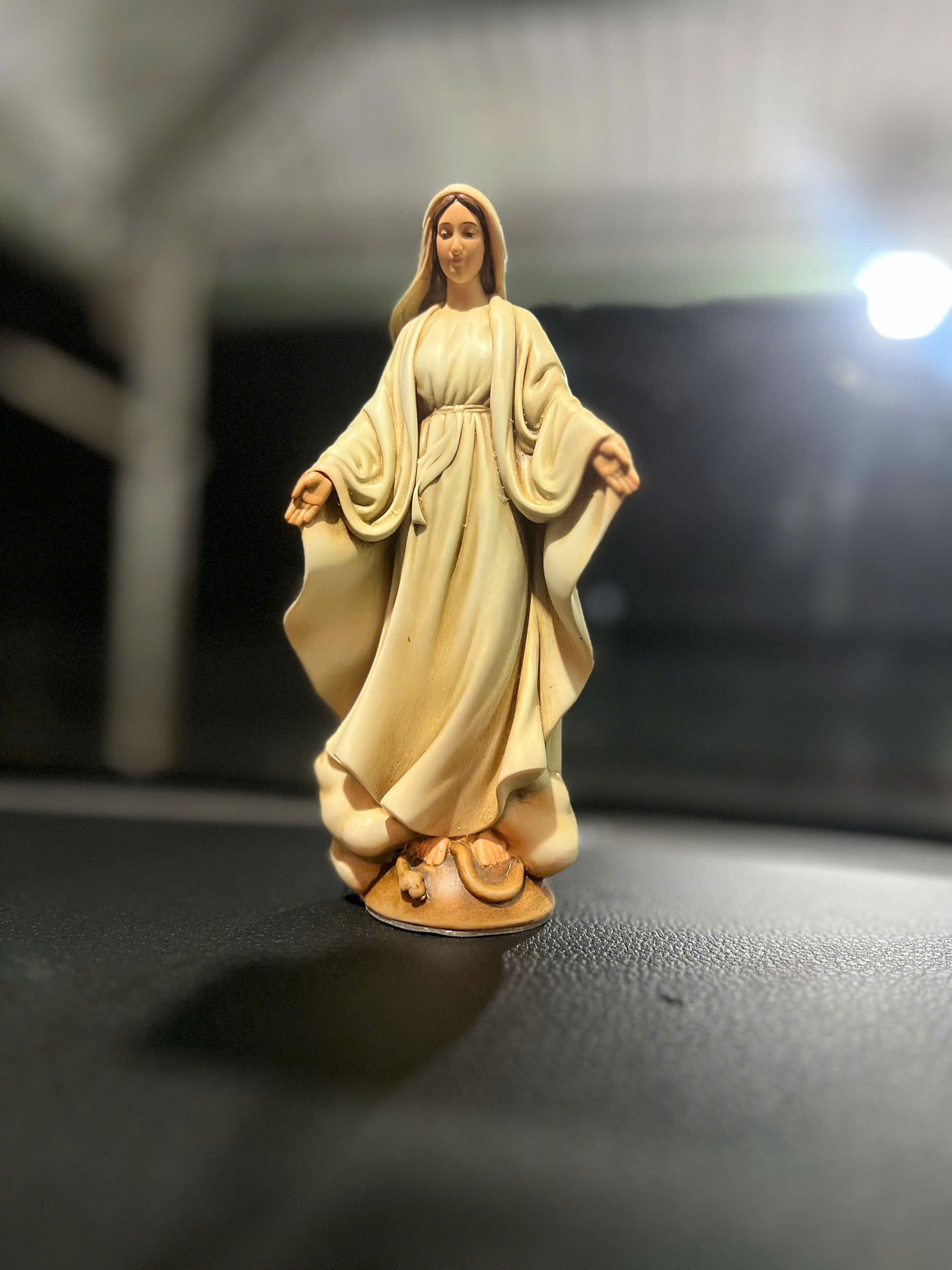 Một số hình ảnh thực tế về không gian bàn thờ với Chúa chịu nạn giúp người đọc cảm nhận rõ hơn sự hiện diện sống động của hình tượng này trong đời sống đức tin