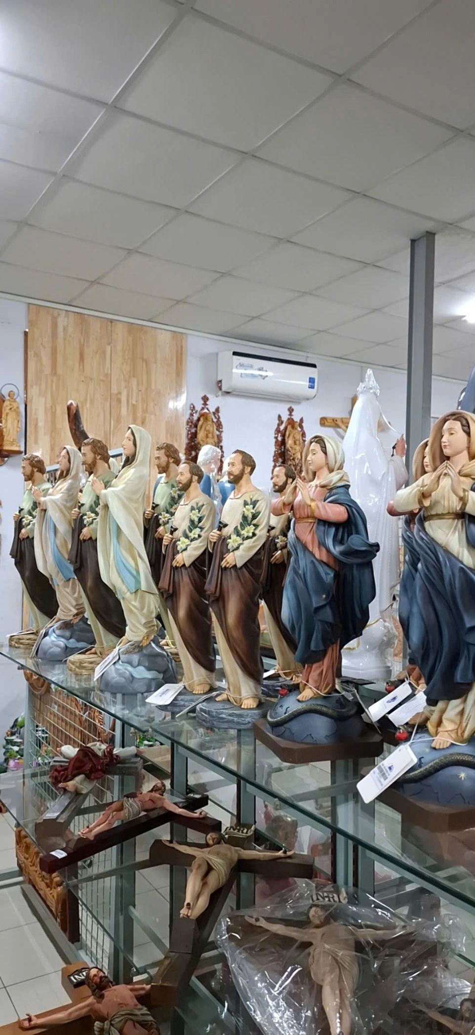 Việc được xem tượng trong không gian trưng bày thực giúp người mua dễ cảm nhận thần thái và tỷ lệ hơn