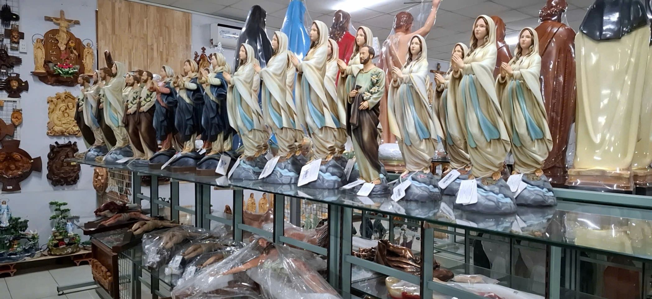 Việc được xem tượng trong không gian trưng bày thực giúp người mua dễ cảm nhận thần thái và tỷ lệ hơn