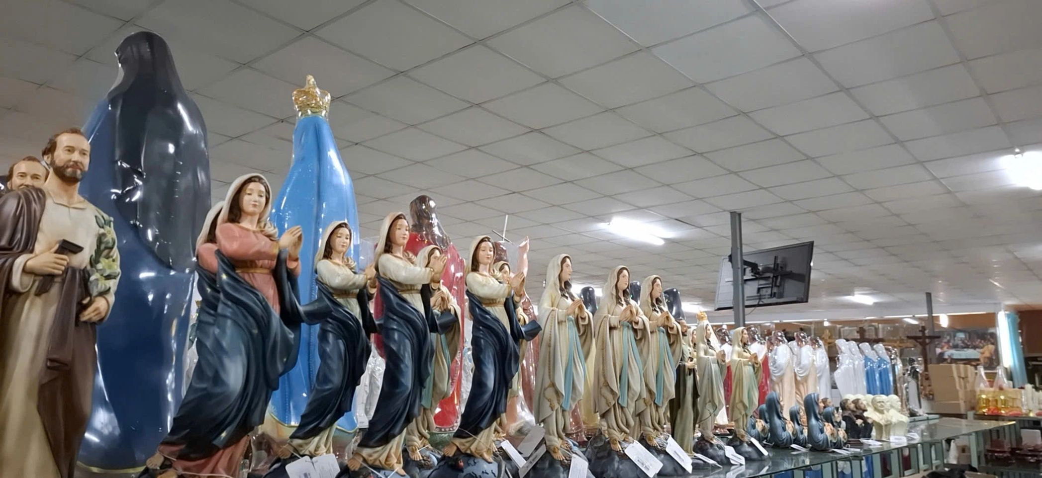 Việc được xem tượng trong không gian trưng bày thực giúp người mua dễ cảm nhận thần thái và tỷ lệ hơn