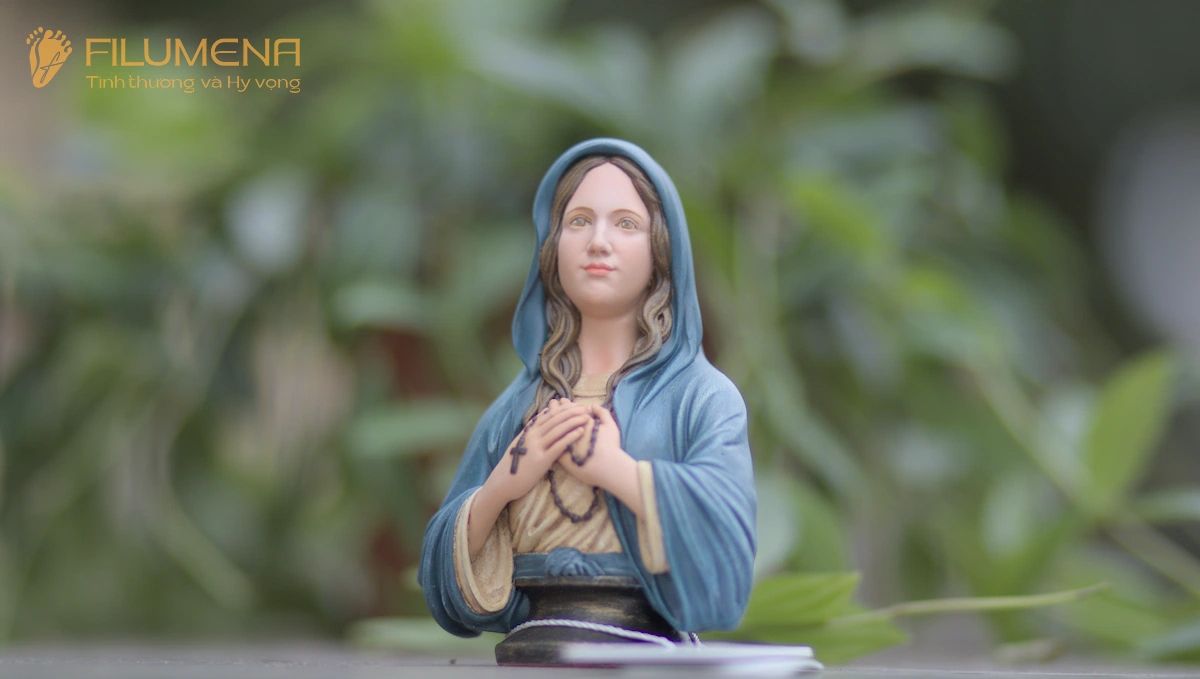 Tượng Đức Mẹ để xe hơi tại Nhà sách Kỳ Đồng. Tượng Công giáo Filumena là tượng của Tình thương và Hy vọng. Bản quyền các tác phẩm tượng Công giáo thuộc về Filumena Art, Cộng hòa Pháp. Filumena sáng tác và sản xuất nhiều mẫu tượng Công giáo khác như Bàn thờ Công giáo, Bàn thờ Chúa và gia tiên, Bàn thờ Chúa, Tượng công giáo đẹp, Tượng công giáo mini