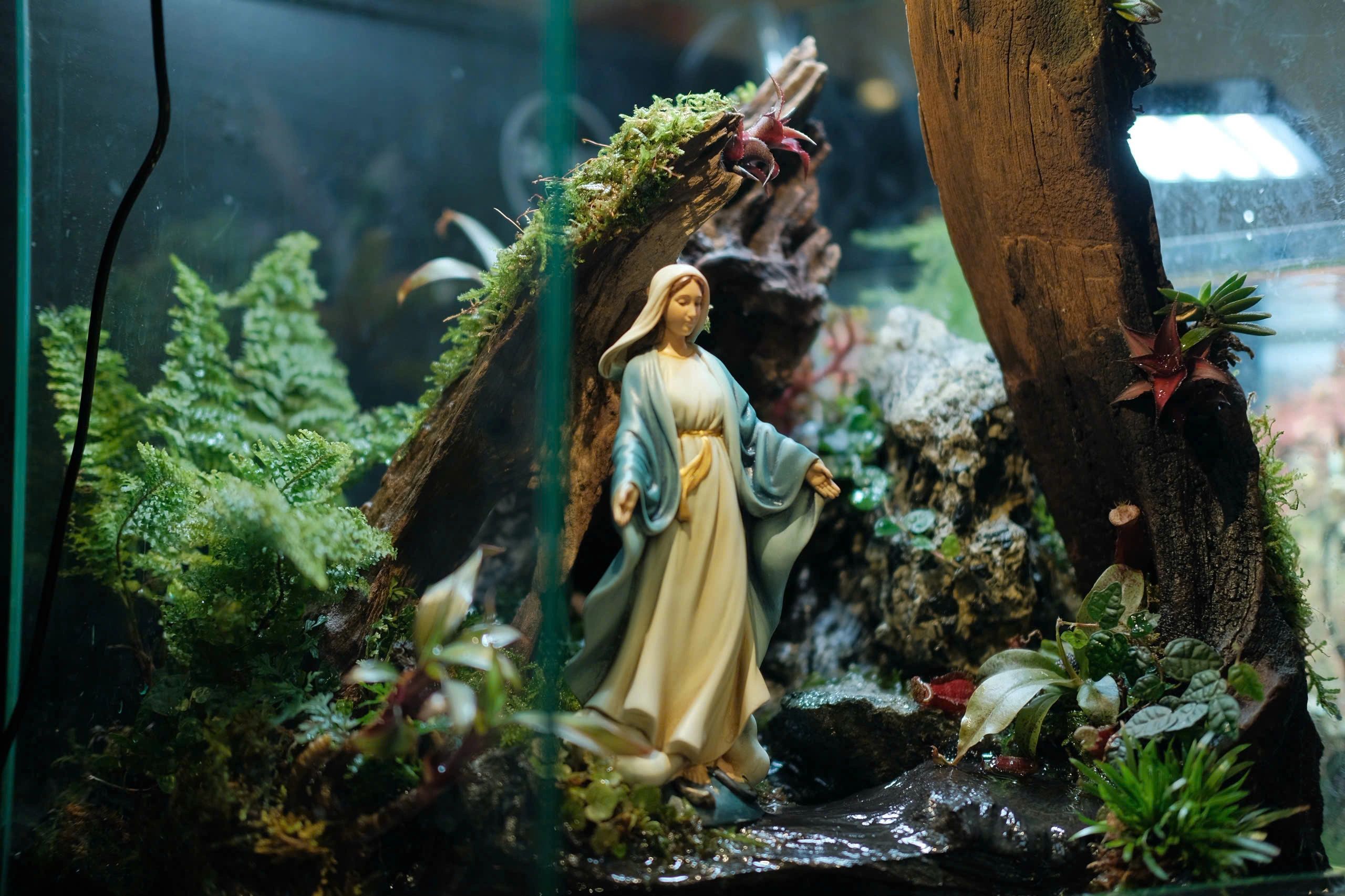 Tượng công giáo mini tại Nhà sách Đức Mẹ Hằng Cứu Giúp. Tượng Công giáo Filumena là tượng của Tình thương và Hy vọng. Bản quyền các tác phẩm tượng Công giáo thuộc về Filumena Art, Cộng hòa Pháp. Filumena sáng tác và sản xuất nhiều mẫu tượng Công giáo khác như Bàn thờ Chúa, Bàn thờ Chúa - tượng Công giáo Filumena, Bàn thờ Chúa và gia tiên, Bàn thờ Công giáo, Bàn thờ Công giáo