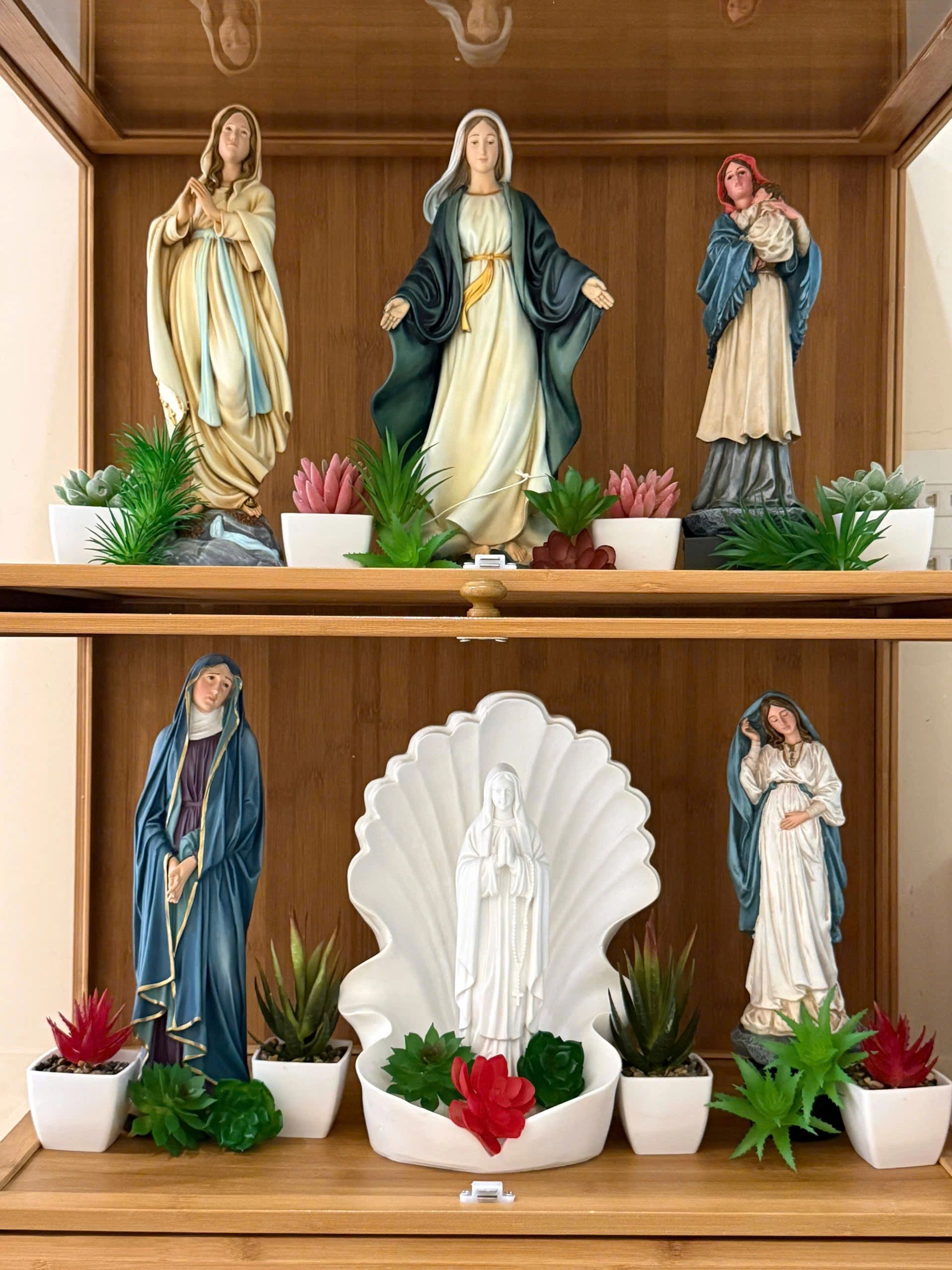 name tại VN. Tượng Công giáo Filumena là tượng của Tình thương và Hy vọng. Bản quyền các tác phẩm tượng Công giáo thuộc về Filumena Art, Cộng hòa Pháp. Filumena sáng tác và sản xuất nhiều mẫu tượng Công giáo khác như 