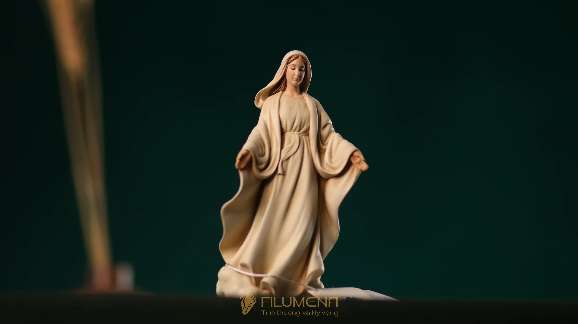 Tượng Công giáo mini của Filumena đặt trang trọng trong góc cầu nguyện nhỏ