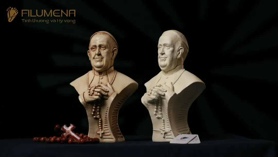 Tượng Đức Giáo Hoàng với cử chỉ chúc lành và dáng mục tử hiền hòa.