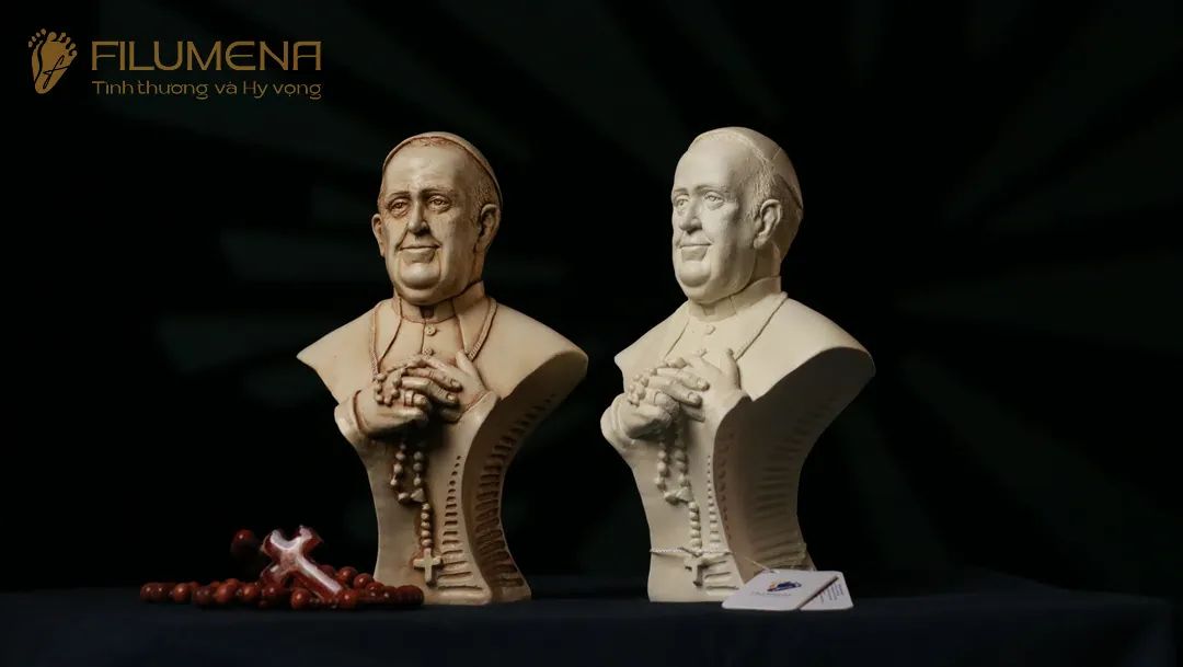 Tượng Đức Giáo Hoàng với cử chỉ chúc lành và dáng mục tử hiền hòa.