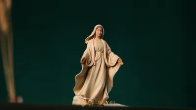 Bộ ảnh tượng Đức Mẹ Ban Ơn 15 cm của Filumena giúp người đọc tham khảo nhiều góc nhìn về mẫu tượng 15 cm cho không gian nhỏ
