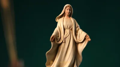 Bộ ảnh tượng Đức Mẹ Ban Ơn 15 cm của Filumena giúp người đọc tham khảo nhiều góc nhìn về mẫu tượng 15 cm phù hợp làm quà tặng Công giáo