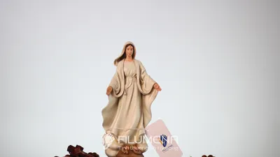 Tượng Đức Mẹ để xe ô tô phù hợp khi chọn tượng Công giáo cho không gian nhỏ