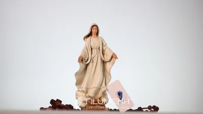 Lần hạt đọc Kinh Mân Côi cùng Tượng Đức Mẹ Ban Ơn, tác phẩm của Tượng Công giáo Filumena