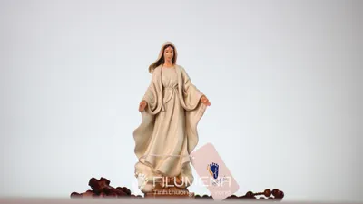 Mẫu Tượng Đức Mẹ để xe hơi của Filumena nhìn từ góc nghiêng