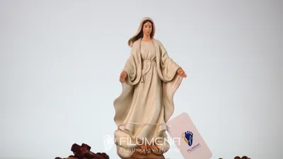 Góc chụp trực diện Tượng Đức Mẹ để xe ô tô giúp hình dung kích thước và bố cục