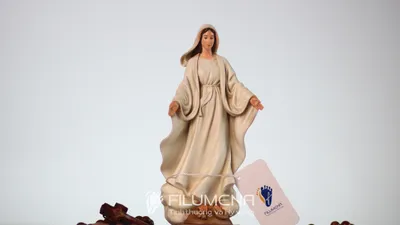 Tượng Đức Mẹ để xe ô tô phù hợp khi chọn tượng Công giáo cho không gian nhỏ