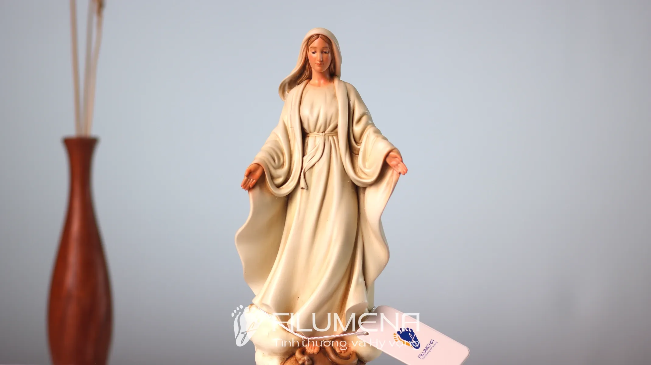 Tượng Đức Mẹ để xe ô tô tại Gia Kiệm. Tượng Công Giáo Filumena được sáng tác bởi các nghệ sĩ Filumena. Mỗi tác phẩm đều là đóng góp của quý vị cho các việc bác ái. Tượng làm bằng chất liệu bột đá tự nhiên và resin, có đủ các kích thước từ 15, 20 cm tới 1m và lớn hơn nữa.