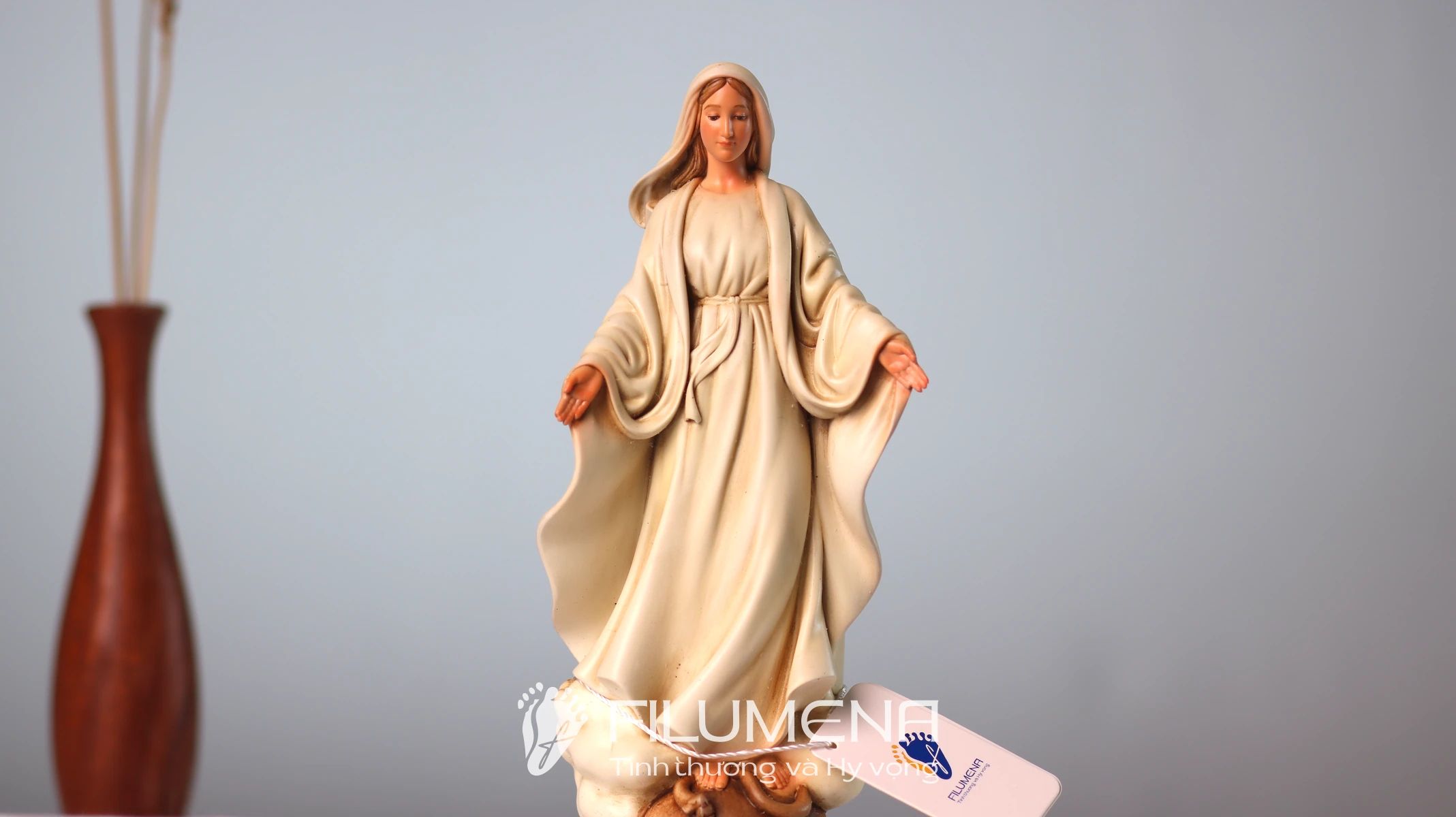 Tượng công giáo mini tại Gia Kiệm. Tượng Công giáo Filumena là tượng của Tình thương và Hy vọng. Bản quyền các tác phẩm tượng Công giáo thuộc về Filumena Art, Cộng hòa Pháp. Filumena sáng tác và sản xuất nhiều mẫu tượng Công giáo khác như Bàn thờ Chúa, Bàn thờ Chúa - tượng Công giáo Filumena, Bàn thờ Chúa và gia tiên, Bàn thờ Công giáo, Bàn thờ Công giáo
