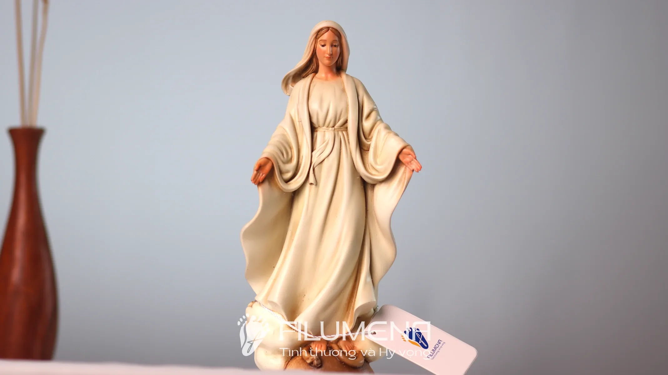 Tượng Đức Mẹ Ban Ơn tại Hố Nai. Tượng Công Giáo Filumena được sáng tác bởi các nghệ sĩ Filumena. Mỗi tác phẩm đều là đóng góp của quý vị cho các việc bác ái. Tượng làm bằng chất liệu bột đá tự nhiên và resin, có đủ các kích thước từ 15, 20 cm tới 1m và lớn hơn nữa.