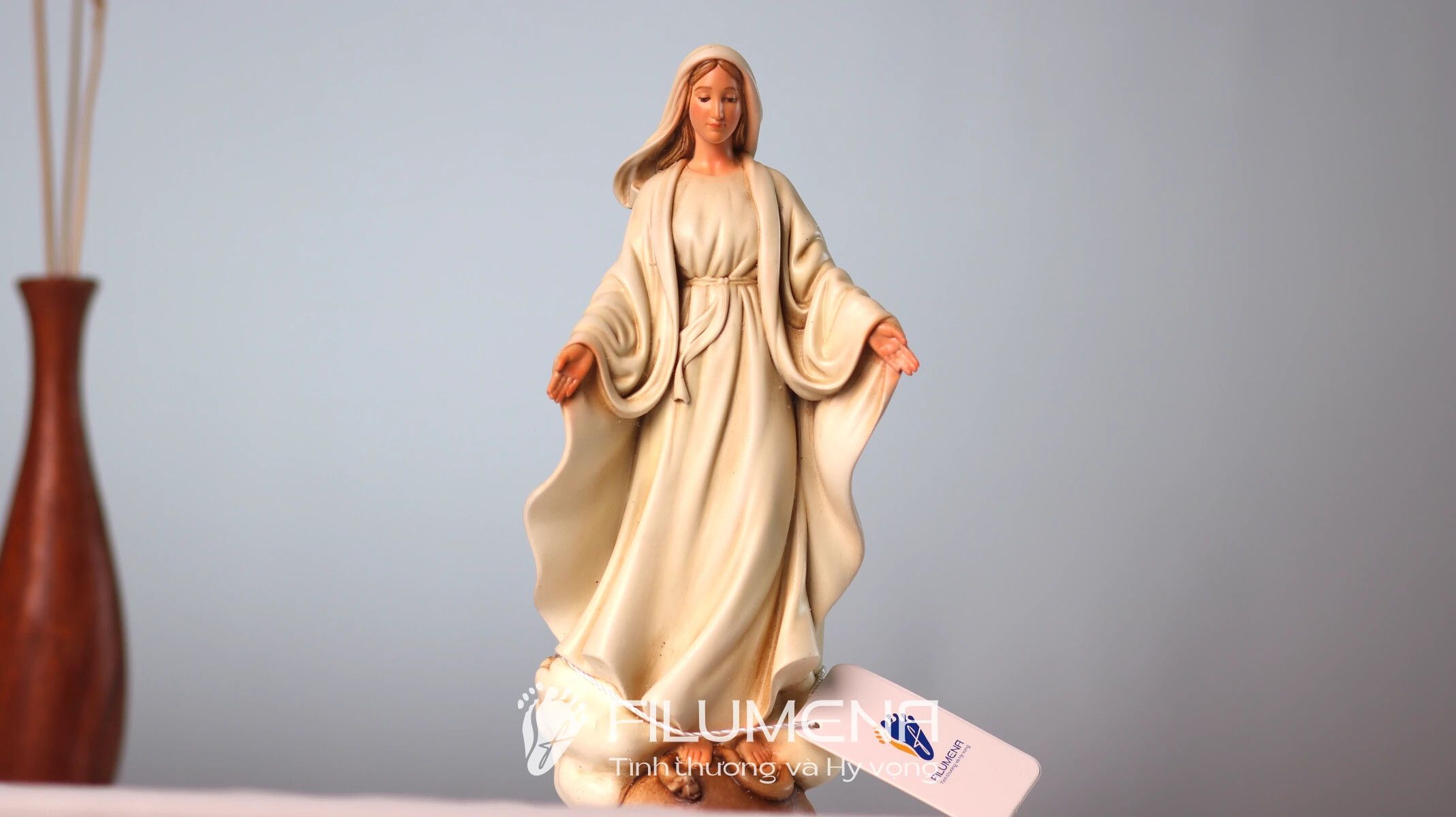 Tượng Đức Mẹ Ban Ơn tại TP. Hồ Chí Minh. Tượng Công giáo Filumena là tượng của Tình thương và Hy vọng. Bản quyền các tác phẩm tượng Công giáo thuộc về Filumena Art, Cộng hòa Pháp. Filumena sáng tác và sản xuất nhiều mẫu tượng Công giáo khác như Tượng Đức Mẹ, Tượng Đức Mẹ Fatima, Tượng Đức Mẹ Ban Ơn, Tượng Chúa, Tượng Chúa Giê-su