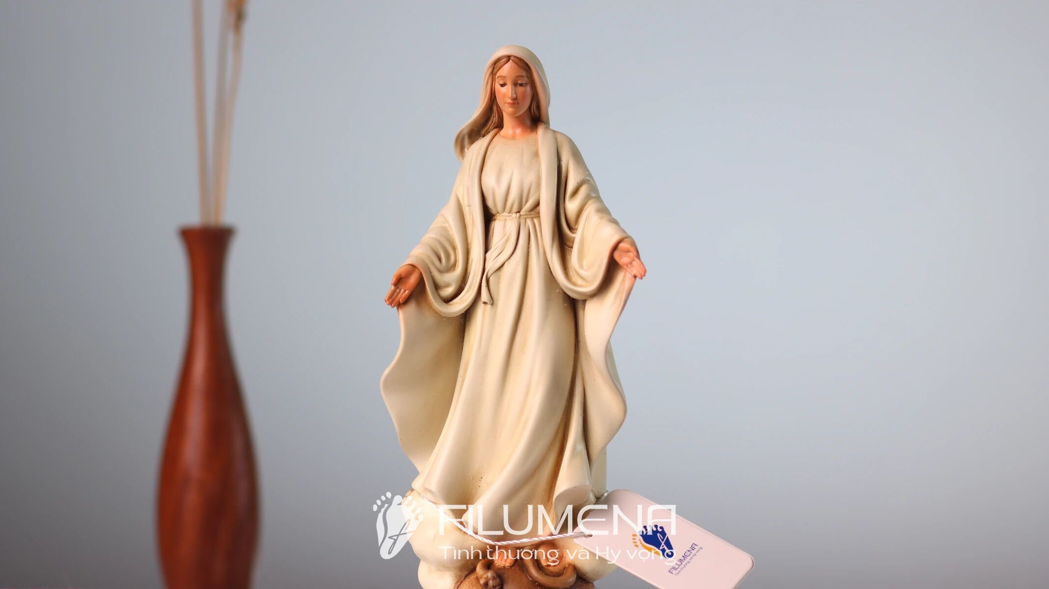 Tượng Đức Mẹ Ban Ơn tại TP. Hồ Chí Minh. Tượng Công giáo Filumena là tượng của Tình thương và Hy vọng. Bản quyền các tác phẩm tượng Công giáo thuộc về Filumena Art, Cộng hòa Pháp. Filumena sáng tác và sản xuất nhiều mẫu tượng Công giáo khác như Tượng Đức Mẹ, Tượng Đức Mẹ Fatima, Tượng Đức Mẹ Ban Ơn, Tượng Chúa, Tượng Chúa Giê-su
