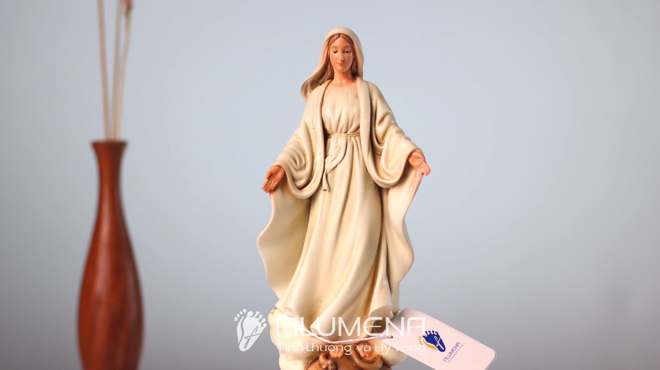 Tượng Đức Mẹ để xe hơi tại Đức Mẹ Núi Cúi. Tượng Công giáo Filumena là tượng của Tình thương và Hy vọng. Bản quyền các tác phẩm tượng Công giáo thuộc về Filumena Art, Cộng hòa Pháp. Filumena sáng tác và sản xuất nhiều mẫu tượng Công giáo khác như Tượng Giáng sinh, Tượng Chúa Giáng sinh, Bàn thờ Công giáo phòng khách, Bàn thờ Chúa phòng khách, Tượng công giáo đẹp