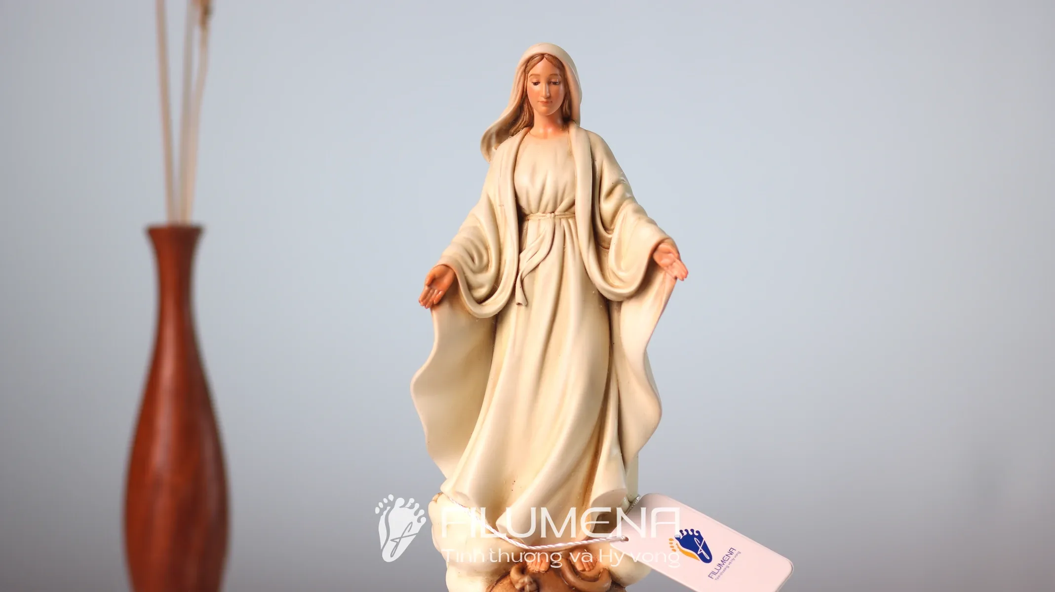 Tượng Đức Mẹ Ban Ơn tại Nhà sách Nhà thờ lớn Hà Nội. Tượng Công Giáo Filumena được sáng tác bởi các nghệ sĩ Filumena. Mỗi tác phẩm đều là đóng góp của quý vị cho các việc bác ái. Tượng làm bằng chất liệu bột đá tự nhiên và resin, có đủ các kích thước từ 15, 20 cm tới 1m và lớn hơn nữa.