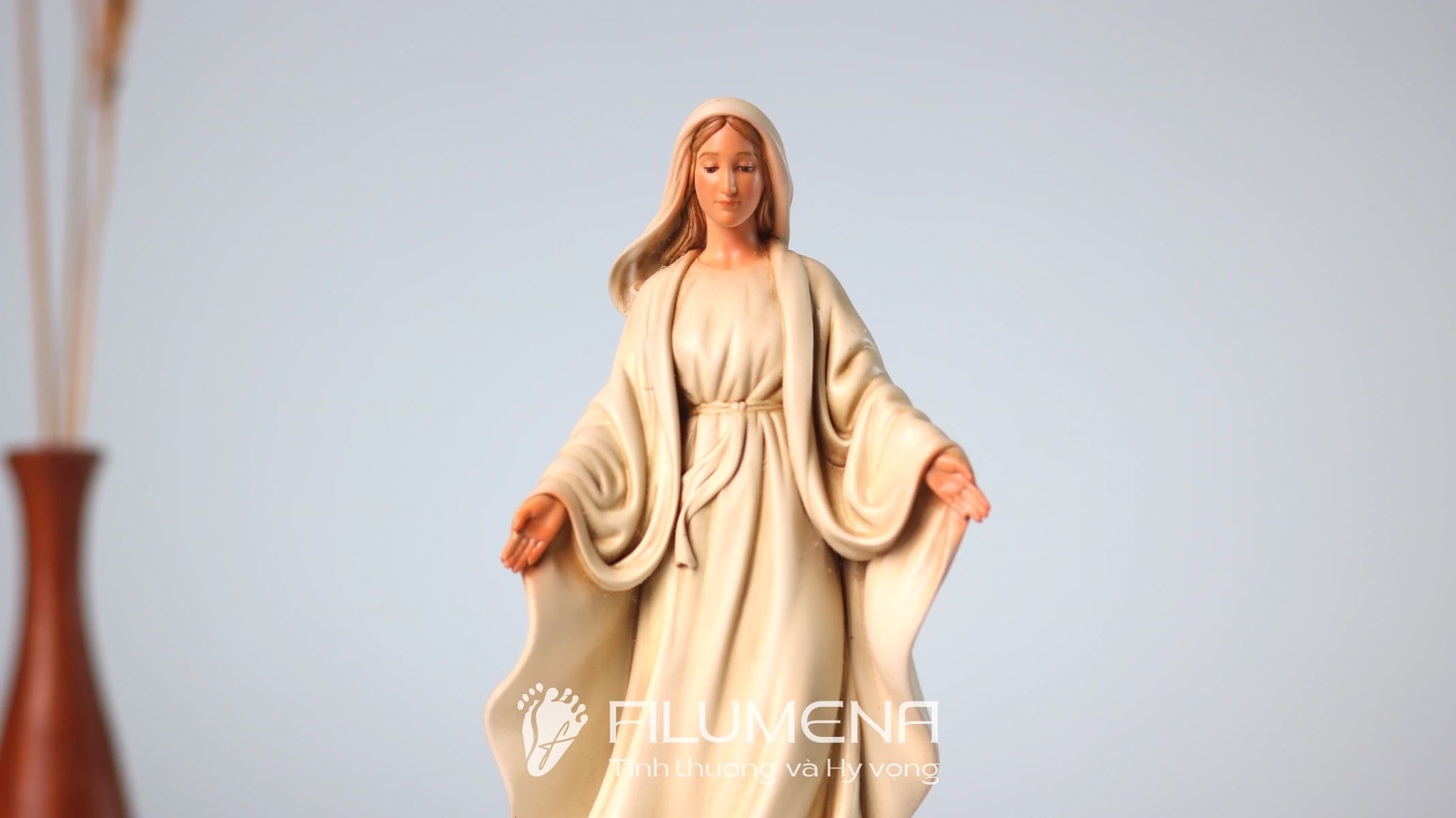 Tượng Đức Mẹ để xe hơi tại TP HCM. Tượng Công giáo Filumena là tượng của Tình thương và Hy vọng. Bản quyền các tác phẩm tượng Công giáo thuộc về Filumena Art, Cộng hòa Pháp. Filumena sáng tác và sản xuất nhiều mẫu tượng Công giáo khác như Bàn thờ Chúa và gia tiên, Bàn thờ Chúa - tượng Công giáo Filumena, Bàn thờ Chúa, Tượng Đức Mẹ La Vang, Tượng Chúa hài đồng