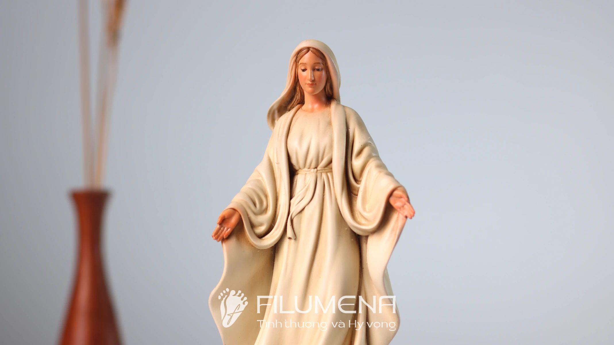 Tượng Đức Mẹ để xe ô tô tại TGP Hà Nội. Tượng Công giáo Filumena là tượng của Tình thương và Hy vọng. Bản quyền các tác phẩm tượng Công giáo thuộc về Filumena Art, Cộng hòa Pháp. Filumena sáng tác và sản xuất nhiều mẫu tượng Công giáo khác như Tượng Chúa Giê-su, Tượng Chúa, Tượng Đức Mẹ Ban Ơn, Tượng Đức Mẹ Fatima, Tượng Đức Mẹ Lộ Đức