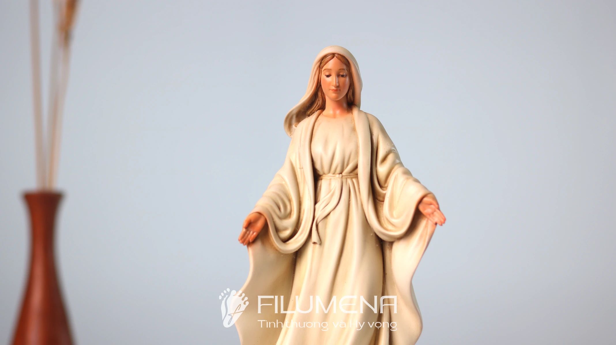 Tượng công giáo mini tại nước ngoài. Tượng Công giáo Filumena là tượng của Tình thương và Hy vọng. Bản quyền các tác phẩm tượng Công giáo thuộc về Filumena Art, Cộng hòa Pháp. Filumena sáng tác và sản xuất nhiều mẫu tượng Công giáo khác như Bàn thờ Chúa, Bàn thờ Chúa - tượng Công giáo Filumena, Bàn thờ Chúa và gia tiên, Bàn thờ Công giáo, Bàn thờ Công giáo