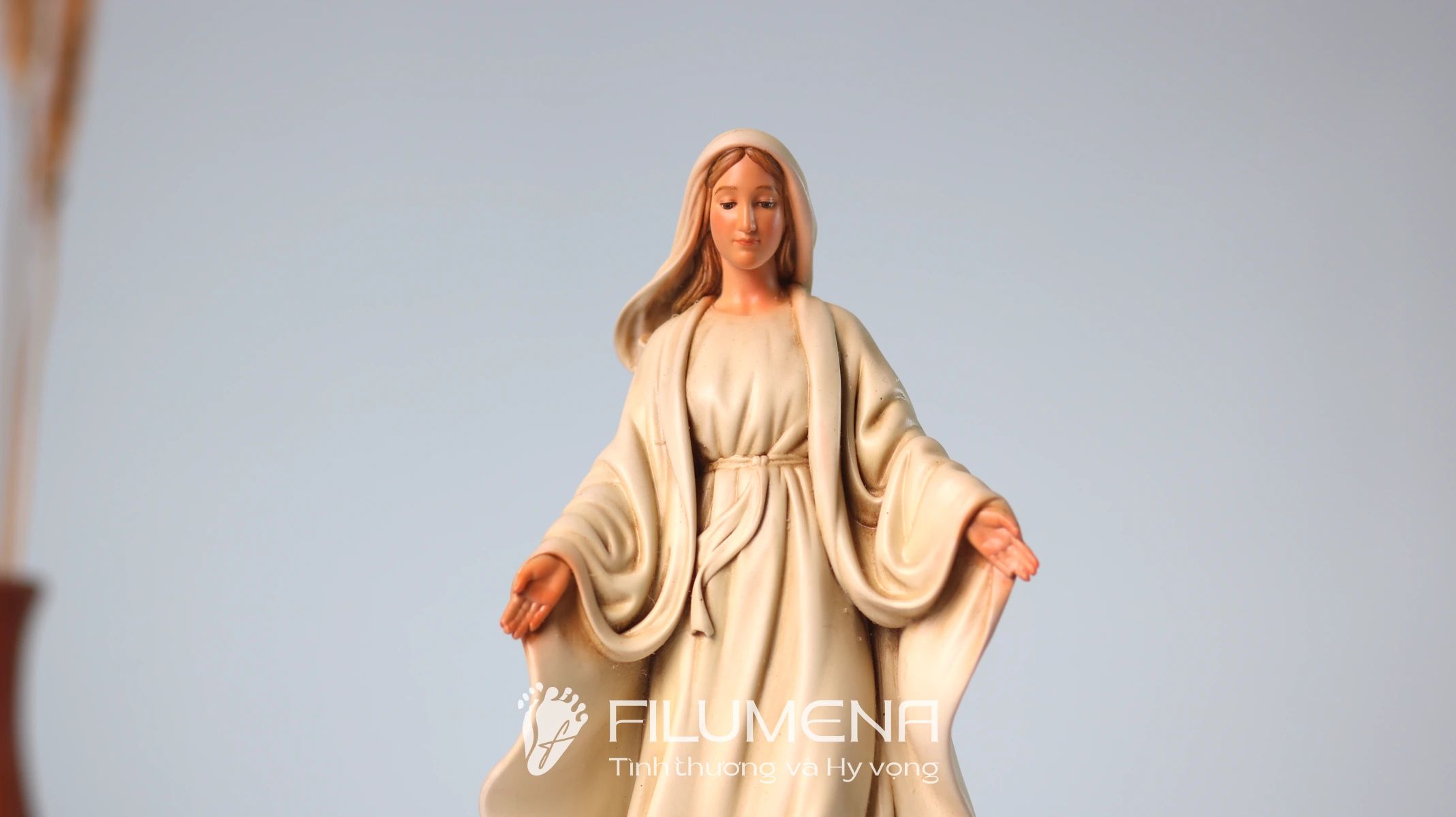 Tượng Đức Mẹ để xe ô tô tại Nhà sách Dòng Chúa Cứu Thế. Tượng Công giáo Filumena là tượng của Tình thương và Hy vọng. Bản quyền các tác phẩm tượng Công giáo thuộc về Filumena Art, Cộng hòa Pháp. Filumena sáng tác và sản xuất nhiều mẫu tượng Công giáo khác như Tượng Chúa Giê-su, Tượng Chúa, Tượng Đức Mẹ Ban Ơn, Tượng Đức Mẹ Fatima, Tượng Đức Mẹ Lộ Đức