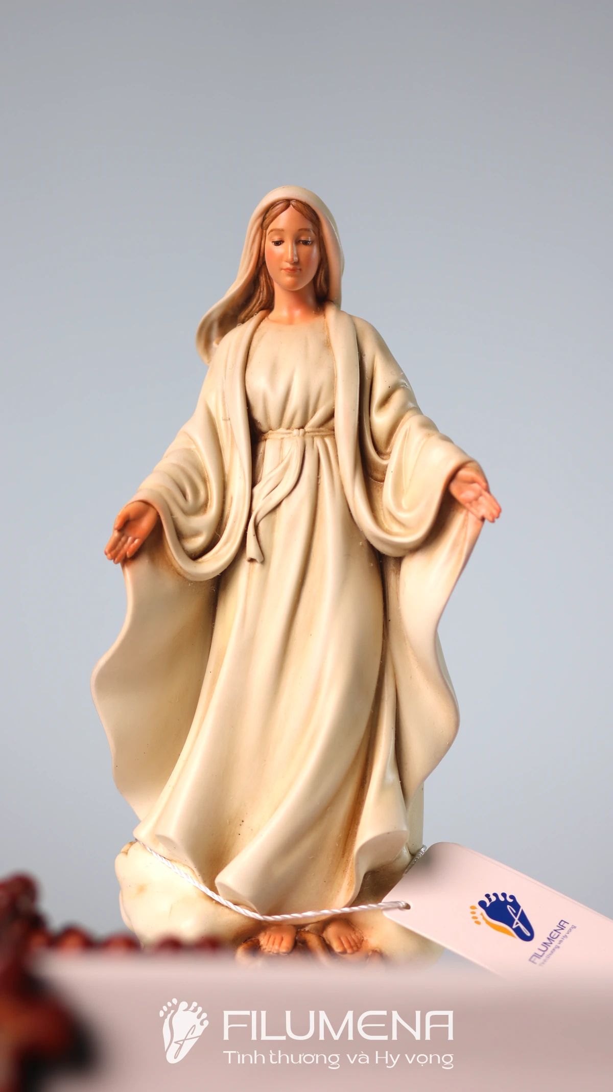 Tượng Đức Mẹ Ban Ơn tại Nhà sách Đức Mẹ Hằng Cứu Giúp. Tượng Công giáo Filumena là tượng của Tình thương và Hy vọng. Bản quyền các tác phẩm tượng Công giáo thuộc về Filumena Art, Cộng hòa Pháp. Filumena sáng tác và sản xuất nhiều mẫu tượng Công giáo khác như Tượng Chúa hài đồng, Tượng Đức Mẹ La Vang, Bàn thờ Chúa, Bàn thờ Chúa - tượng Công giáo Filumena, Bàn thờ Chúa và gia tiên