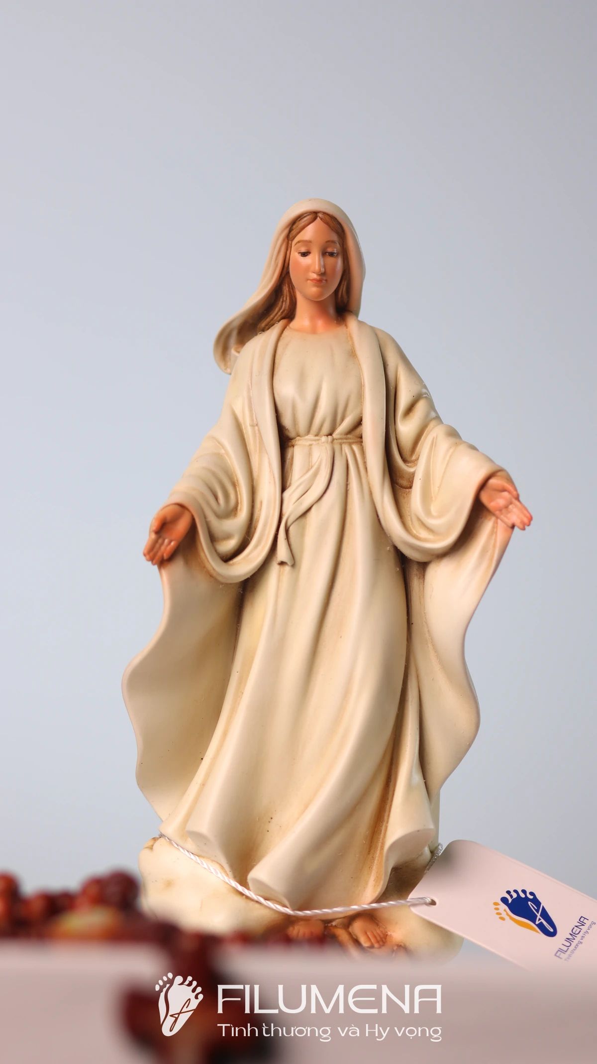 Tượng công giáo mini tại nước ngoài. Tượng Công giáo Filumena là tượng của Tình thương và Hy vọng. Bản quyền các tác phẩm tượng Công giáo thuộc về Filumena Art, Cộng hòa Pháp. Filumena sáng tác và sản xuất nhiều mẫu tượng Công giáo khác như Bàn thờ Chúa, Bàn thờ Chúa - tượng Công giáo Filumena, Bàn thờ Chúa và gia tiên, Bàn thờ Công giáo, Bàn thờ Công giáo