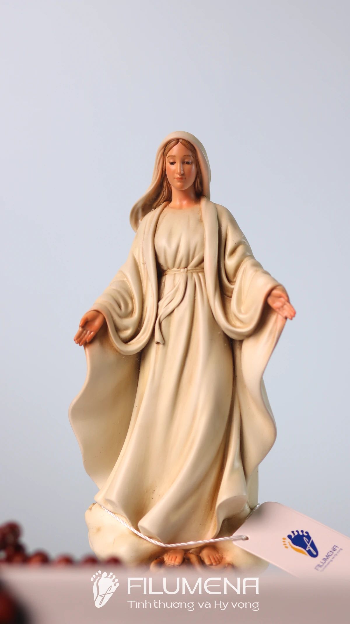 Tượng Đức Mẹ để xe hơi tại TGP Hà Nội. Tượng Công giáo Filumena là tượng của Tình thương và Hy vọng. Bản quyền các tác phẩm tượng Công giáo thuộc về Filumena Art, Cộng hòa Pháp. Filumena sáng tác và sản xuất nhiều mẫu tượng Công giáo khác như Tượng Giáng sinh, Tượng Chúa Giáng sinh, Bàn thờ Công giáo phòng khách, Bàn thờ Chúa phòng khách, Tượng công giáo đẹp