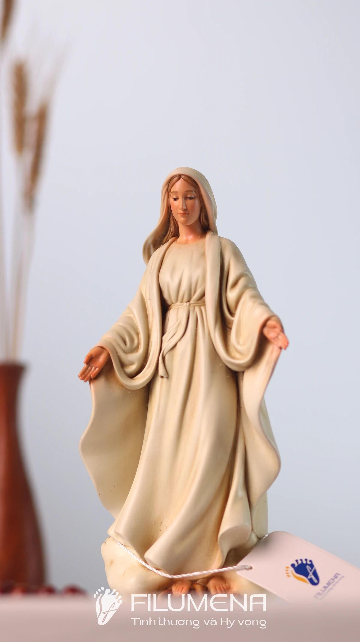 Tượng Đức Mẹ Ban Ơn tại Nhà sách Đức Mẹ Hằng Cứu Giúp. Tượng Công giáo Filumena là tượng của Tình thương và Hy vọng. Bản quyền các tác phẩm tượng Công giáo thuộc về Filumena Art, Cộng hòa Pháp. Filumena sáng tác và sản xuất nhiều mẫu tượng Công giáo khác như Tượng Chúa hài đồng, Tượng Đức Mẹ La Vang, Bàn thờ Chúa, Bàn thờ Chúa - tượng Công giáo Filumena, Bàn thờ Chúa và gia tiên