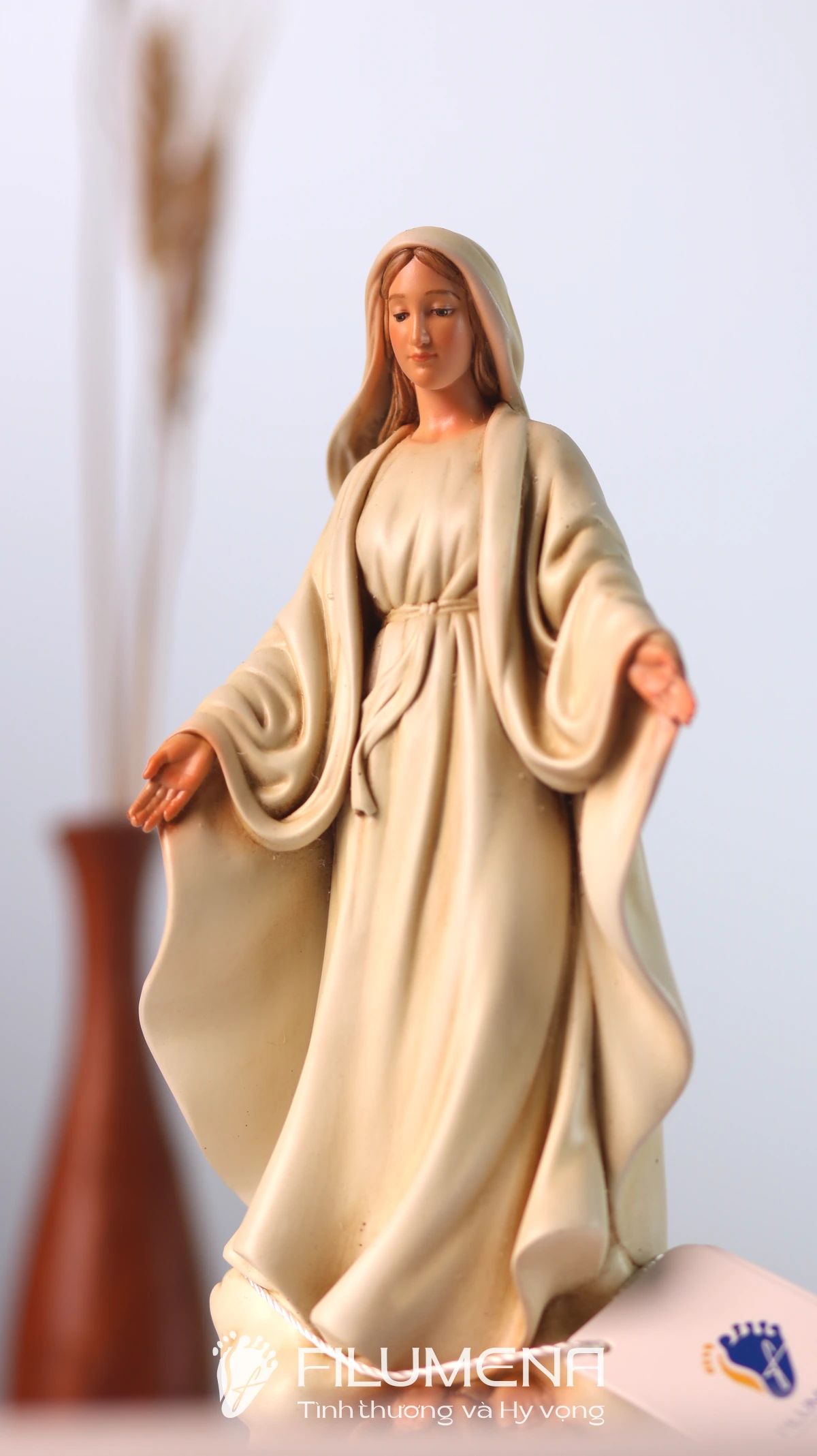 Tượng công giáo mini tại Nhà sách Kỳ Đồng. Tượng Công giáo Filumena là tượng của Tình thương và Hy vọng. Bản quyền các tác phẩm tượng Công giáo thuộc về Filumena Art, Cộng hòa Pháp. Filumena sáng tác và sản xuất nhiều mẫu tượng Công giáo khác như Bàn thờ Chúa, Bàn thờ Chúa - tượng Công giáo Filumena, Bàn thờ Chúa và gia tiên, Bàn thờ Công giáo, Bàn thờ Công giáo