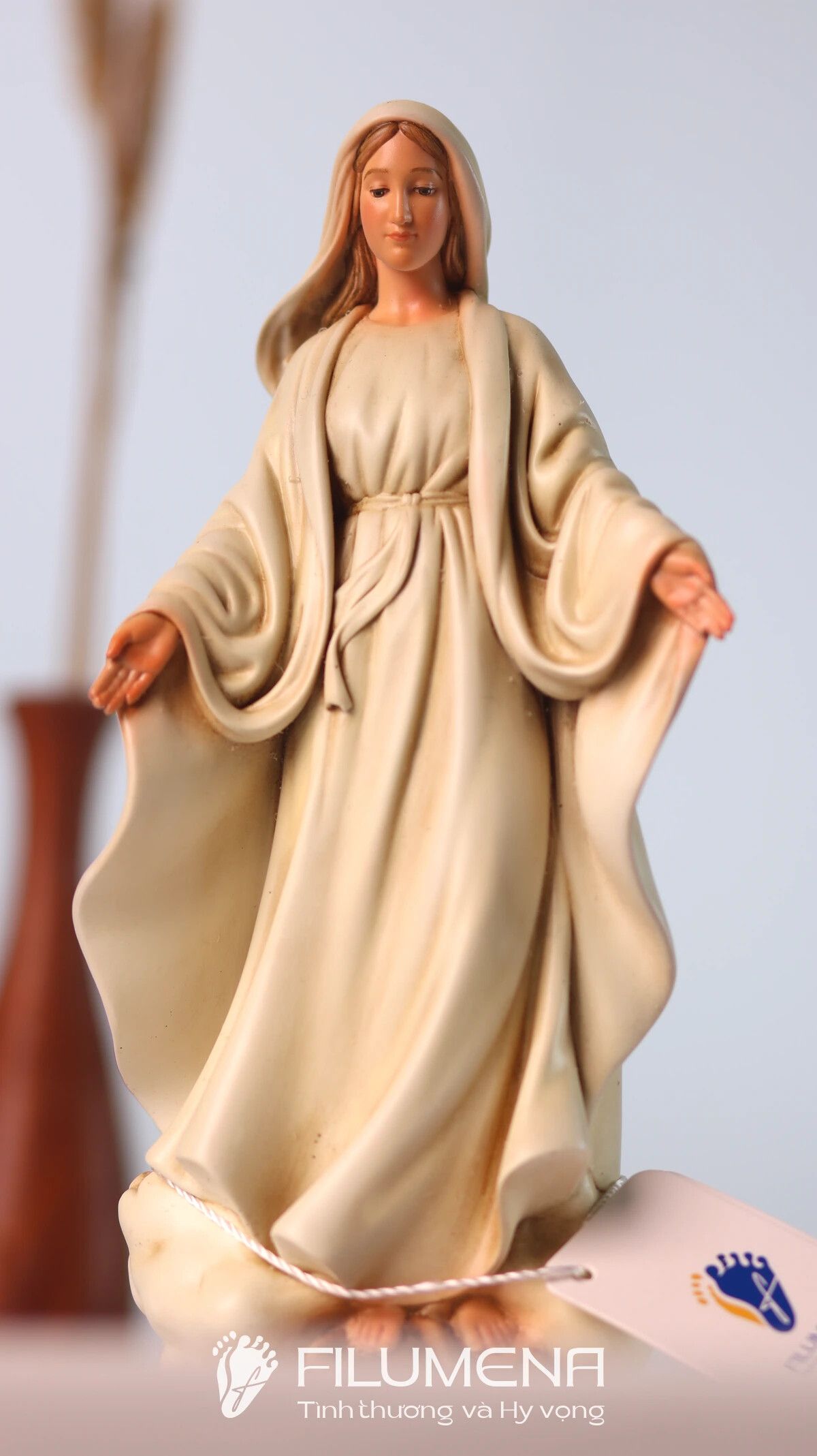 Tượng Đức Mẹ Ban Ơn tại TP. Hồ Chí Minh. Tượng Công giáo Filumena là tượng của Tình thương và Hy vọng. Bản quyền các tác phẩm tượng Công giáo thuộc về Filumena Art, Cộng hòa Pháp. Filumena sáng tác và sản xuất nhiều mẫu tượng Công giáo khác như Tượng Đức Mẹ, Tượng Đức Mẹ Fatima, Tượng Đức Mẹ Ban Ơn, Tượng Chúa, Tượng Chúa Giê-su